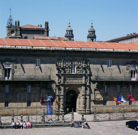 Fachada de estilo renacentista del antiguo hospital Real de Santiago