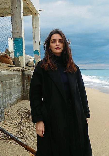 Ariadna Castellarnau frente a los restos del Club Nautico de Cabrera de Mar