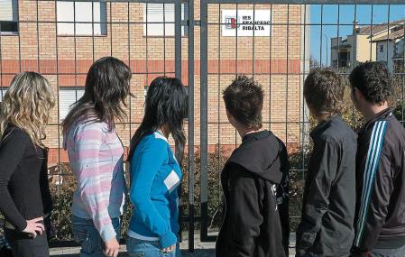 FOTO: MERCÈ GILI. CARLA, SARA, REBECA, ALBERT, JOAN, DANI, ALUMNOS INSTITUTO FRANCESC RIBALTA DE SOLSONA Seis adolescentes de Solsona reflexionan para 