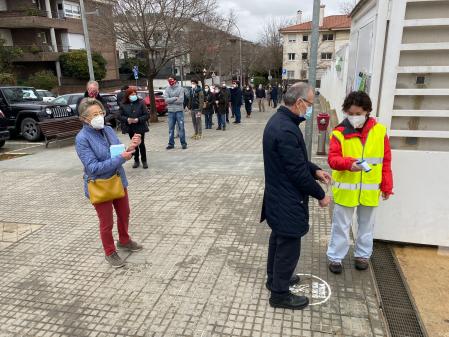Las largas colas son una de las imágenes del día como esta que se ha formado en un colegio electoral de Sant Cugat