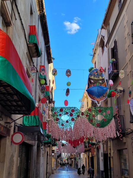 Calle Caputxins de Vilanova i la Geltrú, engalanada por Carnaval.