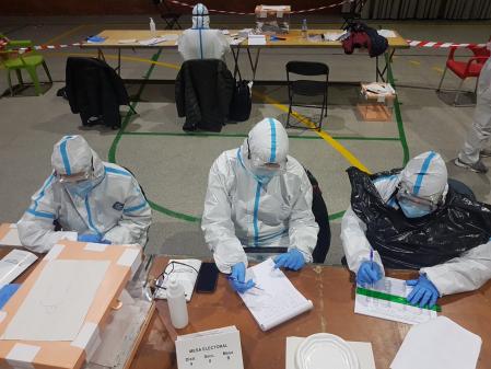 Los miembros de las mesas se colocan los EPI cuando empiezan a votar contagiados