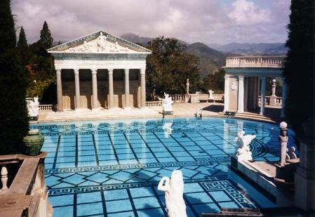 La piscina de Neptuno, con un templo romano auténtico al fondo.