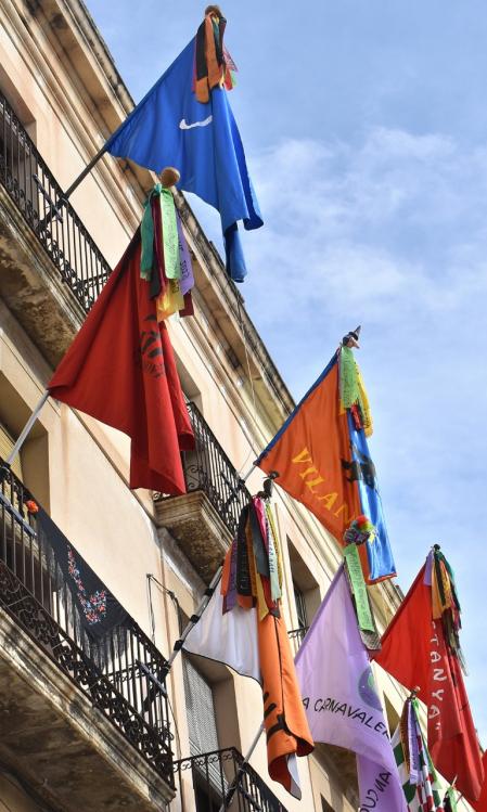 La plaza de la Vila de Vilanova i la Geltrú se ha engalanado con las banderas de las Colles.