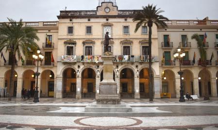 La plaza de la Vila de Vilanova i la Geltrú se ha engalanado con las banderas de las Colles.