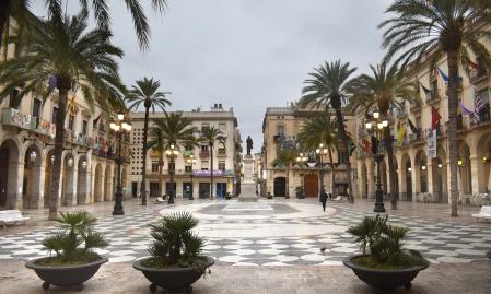 La plaza de la Vila de Vilanova i la Geltrú se ha engalanado con las banderas de las Colles.