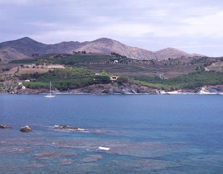La vista desde el mar de la finca de Castillo de Perelada es igualmente poderosa