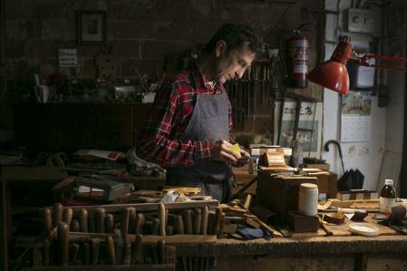 Grabriel Fleta, en su taller barcelonés, donde construye algunas de las mejores guitarras del mundo