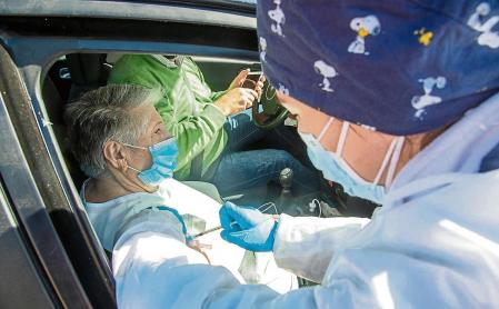 Una sanitaria inyecta la vacuna de Pfizer a una persona mayor que espera desde el coche en el exterior del Polideportivo Municipal, en Villafranca De Los Barros, Badajoz, Extremadura (España), a 15 de febrero de 2021. El Servicio Extremeño de Salud (SED) ha comenzado a vacunar hoy contra el coronavirus a las personas dependientes y de la 3ª edad. 15 FEBRERO 2021;VACUNAS;DOSIS;VILIALES;PERSONAL SANITARIO;COVID;CORONAVIRUS;CONTAGIOS;INFECTADOS JAVIER PULPO / Europa Press 15/02/2021