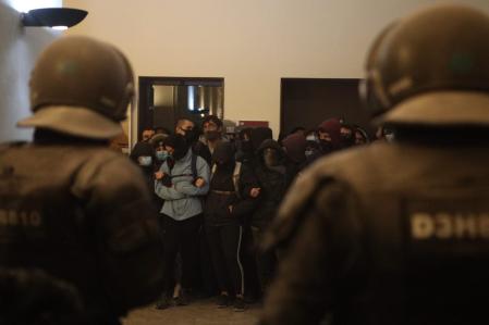 Una decena de estudiantes bloquea la puerta del aula donde se encuentra Hásel