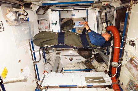 El astronauta de la ESA Paolo Nespoli en su saco de dormir en el módulo Nodo-2 de la Estación Espacial Internacional