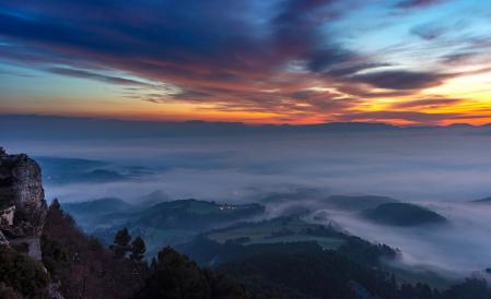 Amanecer desde el abismo Roc Llarg, en la Plana de Vic.