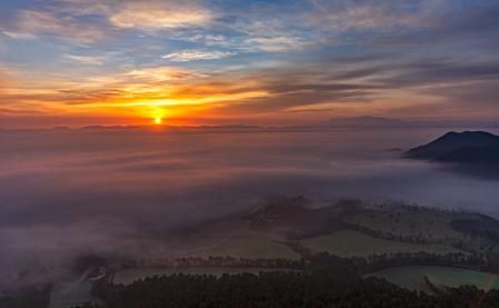 Amanecer desde el abismo Roc Llarg, en la Plana de Vic.