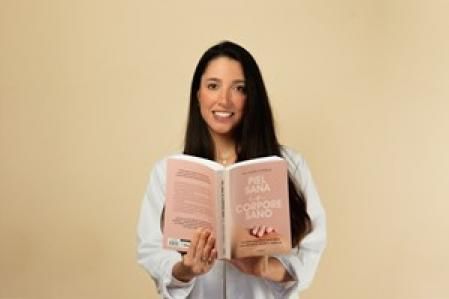 La dermatóloga Andrea Combalia con su nueva publicación