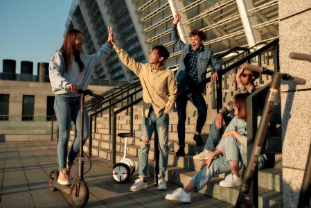 La DGT establecerá una edad mínima para circular por la vía pública en patinete eléctrico