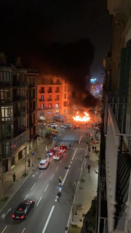 Barricada ardiendo entre la calle Balmes con Consell de Cent en Barcelona