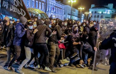 Agentes de policía chocan con manifestantes en una protesta condenando el arresto del cantante de rap Pablo Hasél en Madrid, el miércoles 17 de febrero