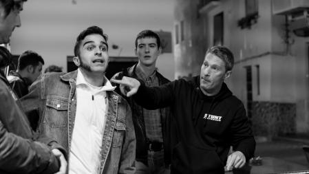 El director de la película (a la izquierda) junto con uno de los actores y el especialista en mitad del rodaje.