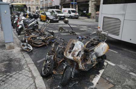 Motos quemadas en la calle Balmes de Barcelona tras la segunda jornada de disturbios en protesta por el encarcelamiento de Pablo Hasél