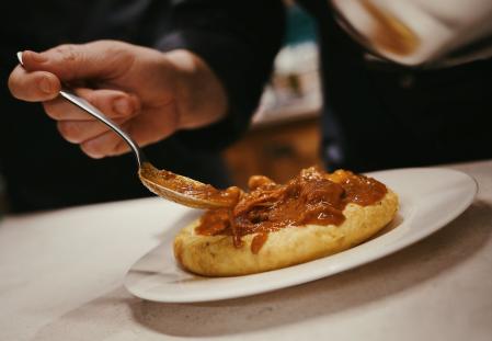 Tortilla de patata con romescada de gambas
