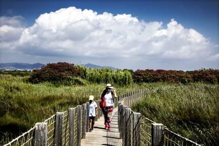 foto XAVIER CERVERA 16/08/2020 REPORTAJE DE JOSE POLO Es el reportaje de Turismo de km 0 del Delta del Llobregat, parque natural en su desembocadura. Esos son dos de los espacios más visitados para hacerse la clásica foto en los edificios, ver la playa natural que hay al lado desde el mirador, pasear, ir en bici, etc. Cuando: Con el Covid se debe ir de 8 a 14 horas. Es mejor ir el fin de semana. El lunes está cerrado. Sección VIVIR Antiga caserna dels Carrabiners de El Prat de Llobregat (Carrer de la Carretera de la Bunyola, 08820 El Prat de Llobregat, Barcelona, España). hacer otra foto en el Mirador de El Semàfor (edificio de vigilancia el semaforo ,con pasarelas de madera) que está cerca; y mirador de la Bunyola. https://www.elprat.cat/turisme-i-territori/que-visitar/la-caserna-dels-carrabiners-i-el-semafor Caserna dels Carrabiners Visiteu aquest indret a tocar del mar i us remuntareu a mitjan segle XIX, quan per tal de controlar el contraban i vigilar la costa, es van construir els primers edificis de la caserna. Des d’aquest punt, el cos de carrabiners va participar en el salvament de vaixells i persones. L’any 2009, l’empresa Aigües Ter Llobregat (ATLL) va consolidar aquestes pedres històriques com a compensació territorial per la implantació de la dessalinitzadora metropolitana. Les seves parets protegeixen la platja natural, tancada al públic, que la voreja i en vigilen la tranquil·litat, perquè espècies d’ocells com el corriol camanegre, la gavina corsa, la garsa de mar o l’àguila pescadora hi trobin aliment i refugi. El Semàfor L’edifici del Semàfor es va construir l’any 1887 per tal de regular el trànsit marítim costaner. La funció dels guaites que residien a l'edifici era la de comunicar-se mitjançant l'ús de banderes amb el castell de Montjuïc per avisar de possibles incidències o naufragis. L’empresa Aigües Ter Llobregat (ATLL) va consolidar de nou aquest edifici com a compensació territorial per la implantaci