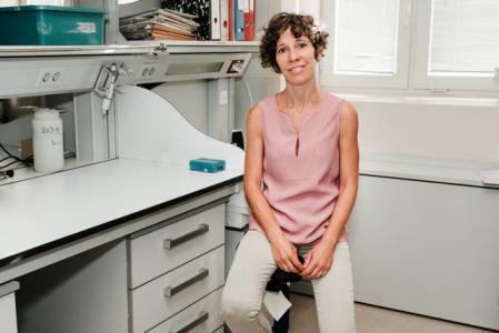 La investigadora en malaria Elena Gómez-Díaz, del Instituto de Parasitología y Biomedicina López-Neyra, en Granada (CSIC) .