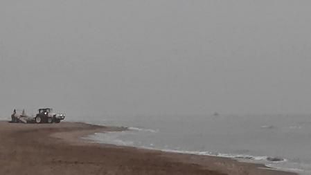 Vistas de la playa de Gavà envuelta de niebla.