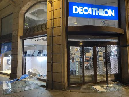 Un grupo de encapuchados han saqueadoel Dechatlon de Ciutat Vella durante los disturbios de esta noche en Barcelona