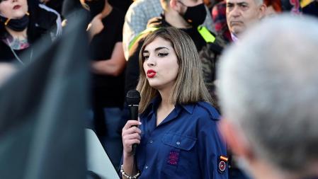 La joven nazi, Isabel Peralta, durante su reciente discurso antisemita en Madrid