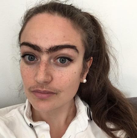 La joven decidió de depilarse las cejas, el bigote, axilas y piernas.