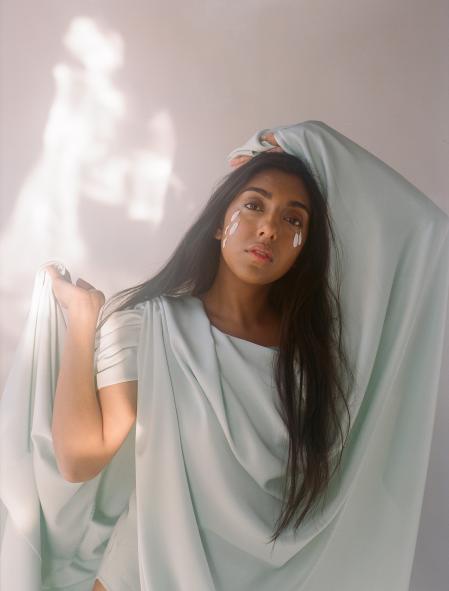 Rupi Kaur siempre escribe sus poemas en mínúscula, siguien la tradición punjabí