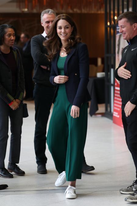 Kate Middleton con pantalones 'palazzo' y zapatillas deportivas