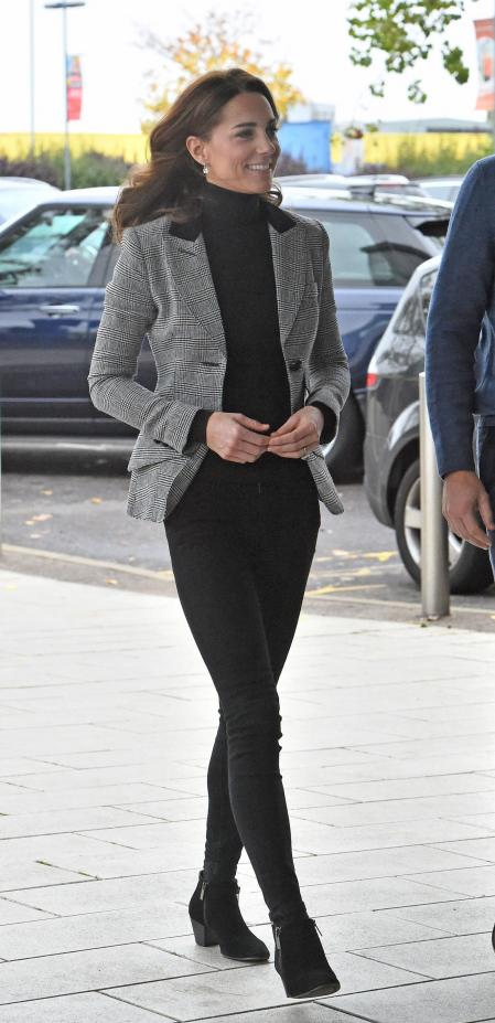 Kate Middleton con pantalones pitillo y botines planos
