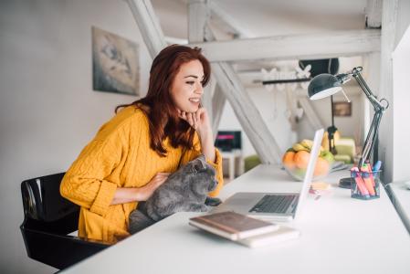 Teletrabaja con estilo con estas prendas ideales para convertirte en una diva de estar por casa