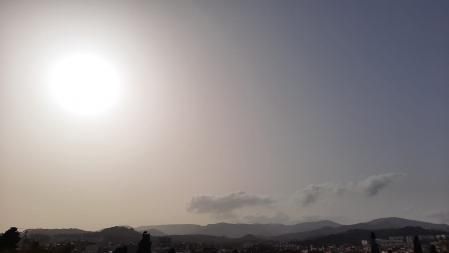 El cielo de Gavà entre el episodio de polvo sahariano.