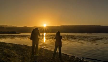 Este embalse proporciona espectaculares paisajes al amanecer.