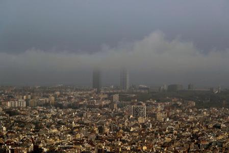 Nube de aire, lleno de partículas perjudiciales, sobre Barcelona