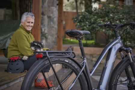Mercedes Milá posa con su perro Scott y su bicicleta eléctrica&nbsp;