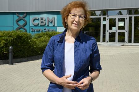 Esta viróloga defiende que es posible, aunque no lo sabe con certeza, que los vacunados sigan contagiando