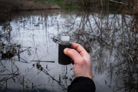 Imagen que muestra la contaminación del agua por purines vertidos de la macrogranja.