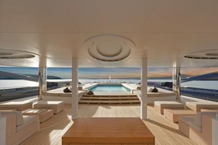 Interior del yate a motor Luna, el segundo yate explorador más grande del mundo