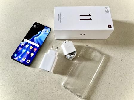 La caja es más voluminosa que las de los últimos modelos de otras marcas, pero incluye un  cargador GaN y una funda de silicona