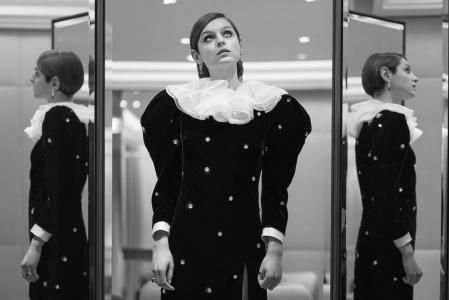Emma Corrin con su vestido de Miu Miu
