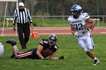 Este jugador evita ser placado.