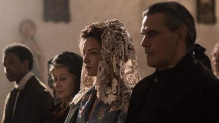 Detractores del duque de Castamar (Roberto Enríquez) intentan que se case con Amelia (Maria Hervás).