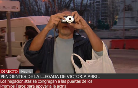 Un negacionista increpa a un reportero de 'Cuatro al día'