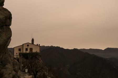 Amanece con calima, polvo en suspensión sahariano desde el Santuari de Bellmunt.