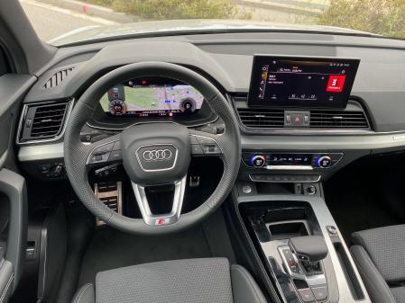 El puesto de conducción es excelente, cómodo y ergonómico y con un acabado pulcro y de calidad 