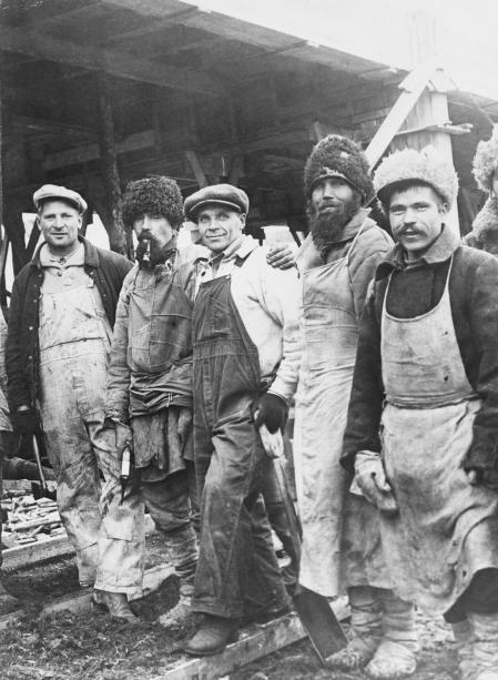 Trabajadores rusos junto a empleados estadounidenses que participaron en la construcción de la planta de Ford en la URSS