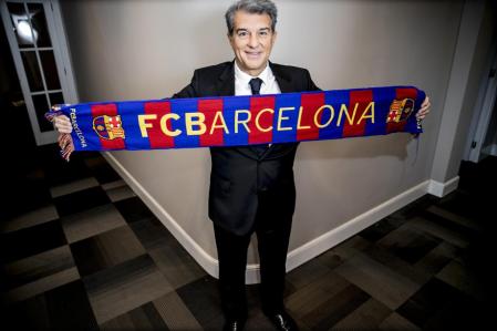 Laporta, con una bufanda en su despacho